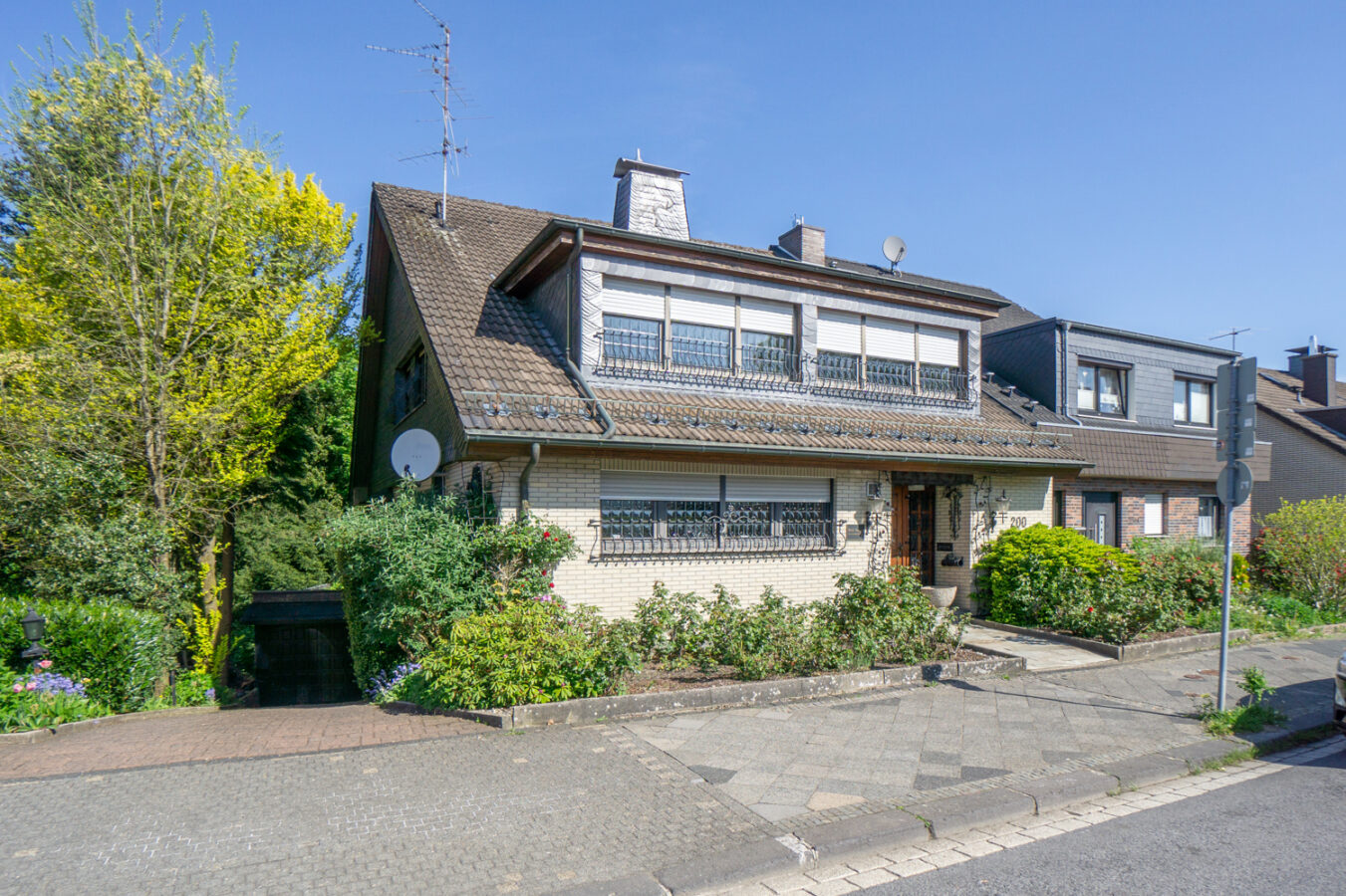 PROVISIONSFREI! Großes Einfamilienhaus in attraktiver Lage der Burger Straße