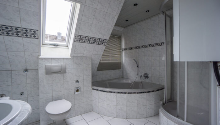 Whg links Badezimmer