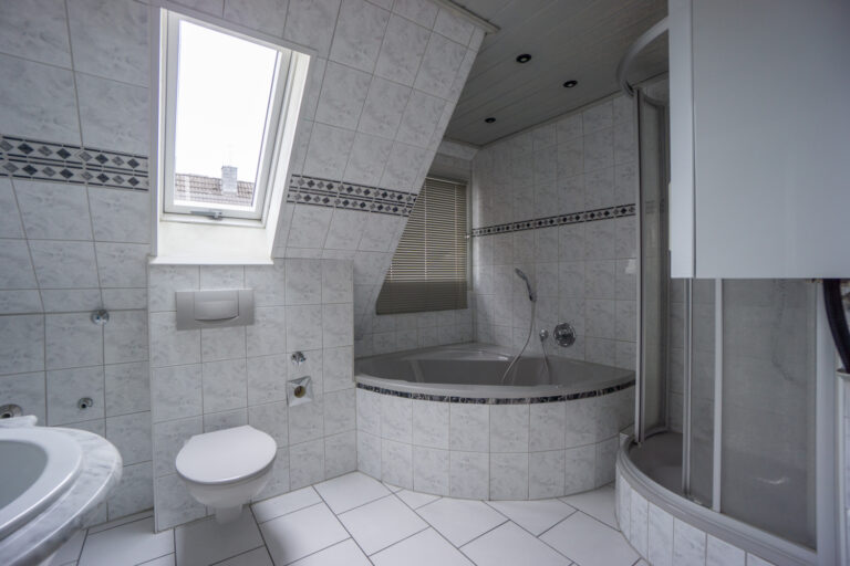 Whg links Badezimmer